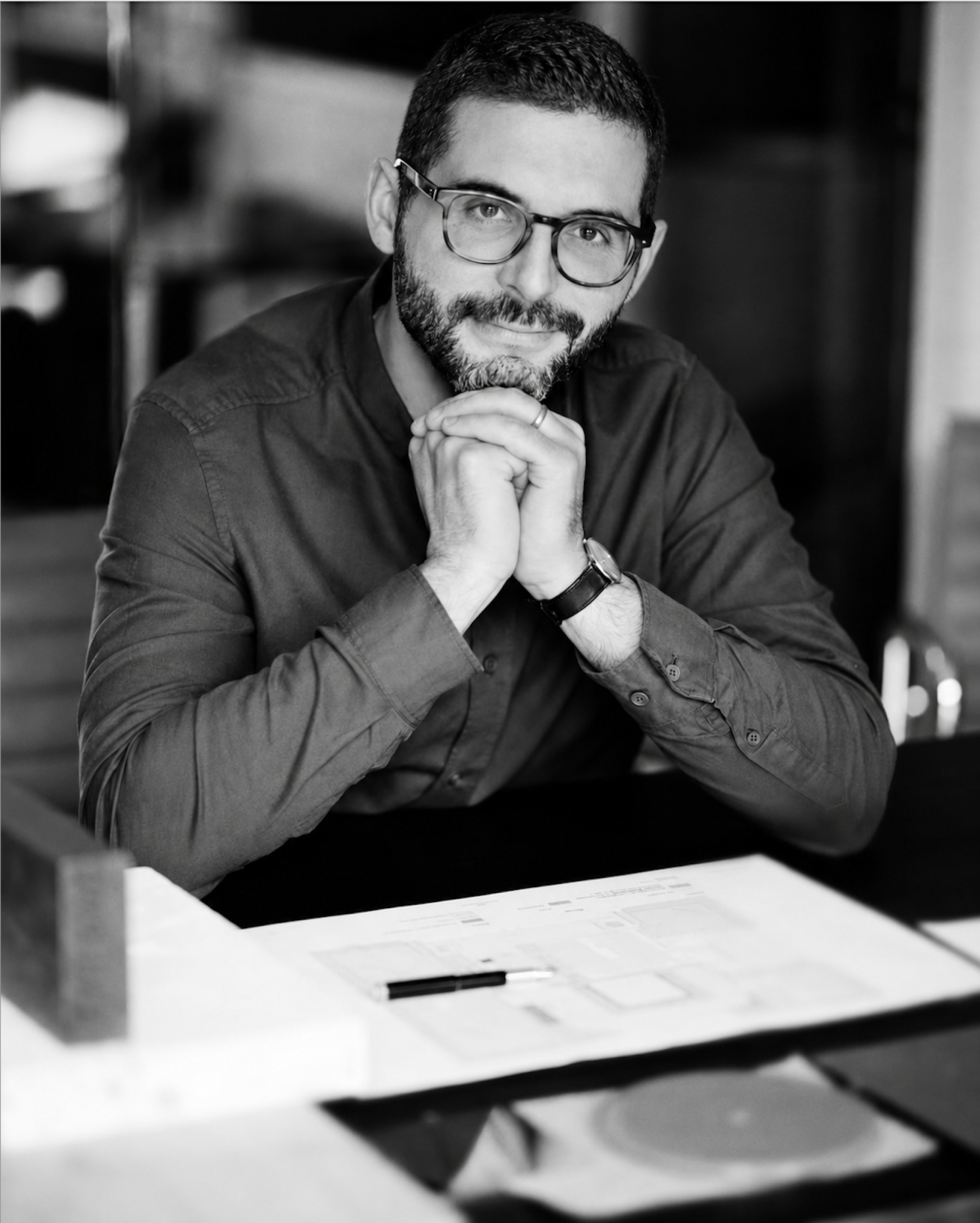 Emanuele Ferraro, Architekt und Innenarchitekt, München, ins Büro.